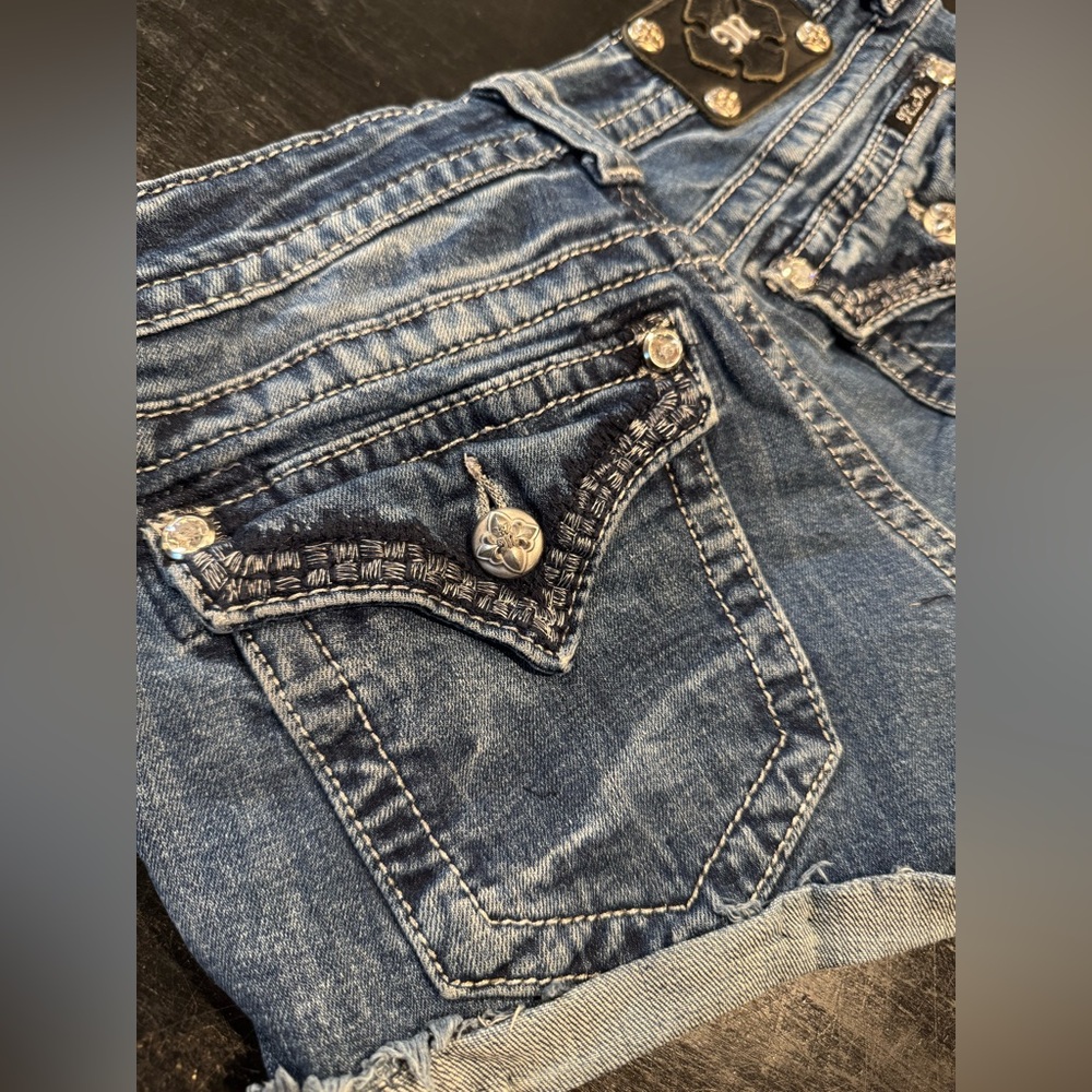 Miss Me Dark Wash Denim Jean Shorts With Flap Pockets - Size 27 - Picture 3 of 5